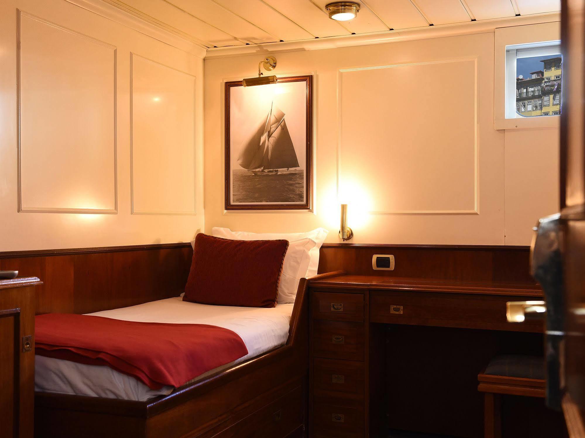 Invicta Ribeira Boat Hotel Порто Екстериор снимка