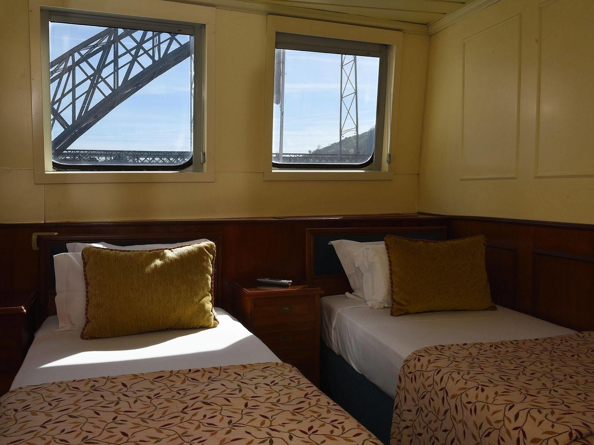 Invicta Ribeira Boat Hotel Порто Екстериор снимка